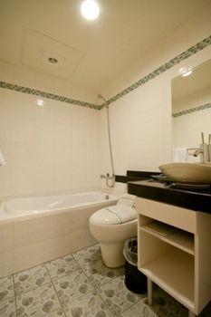 Green Park Commercial Hotel Tainan Dış mekan fotoğraf