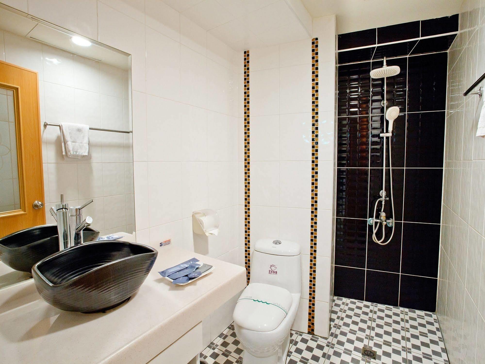 Green Park Commercial Hotel Tainan Dış mekan fotoğraf